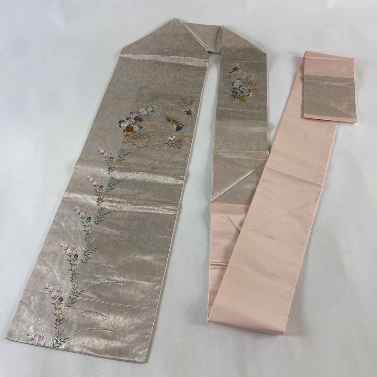 名古屋帯 優品 関西仕立て 秋草 鳥 刺繍 金糸 銀色 正絹 【中古 名古屋帯 優品 関西仕立て 秋草 鳥 刺繍 金糸 銀色 正絹 【中古
