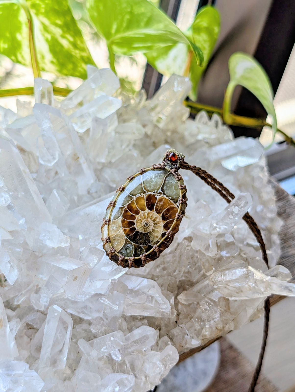 ☆アンティークカラー☆アンモナイト・化石☆マクラメ編みネックレス