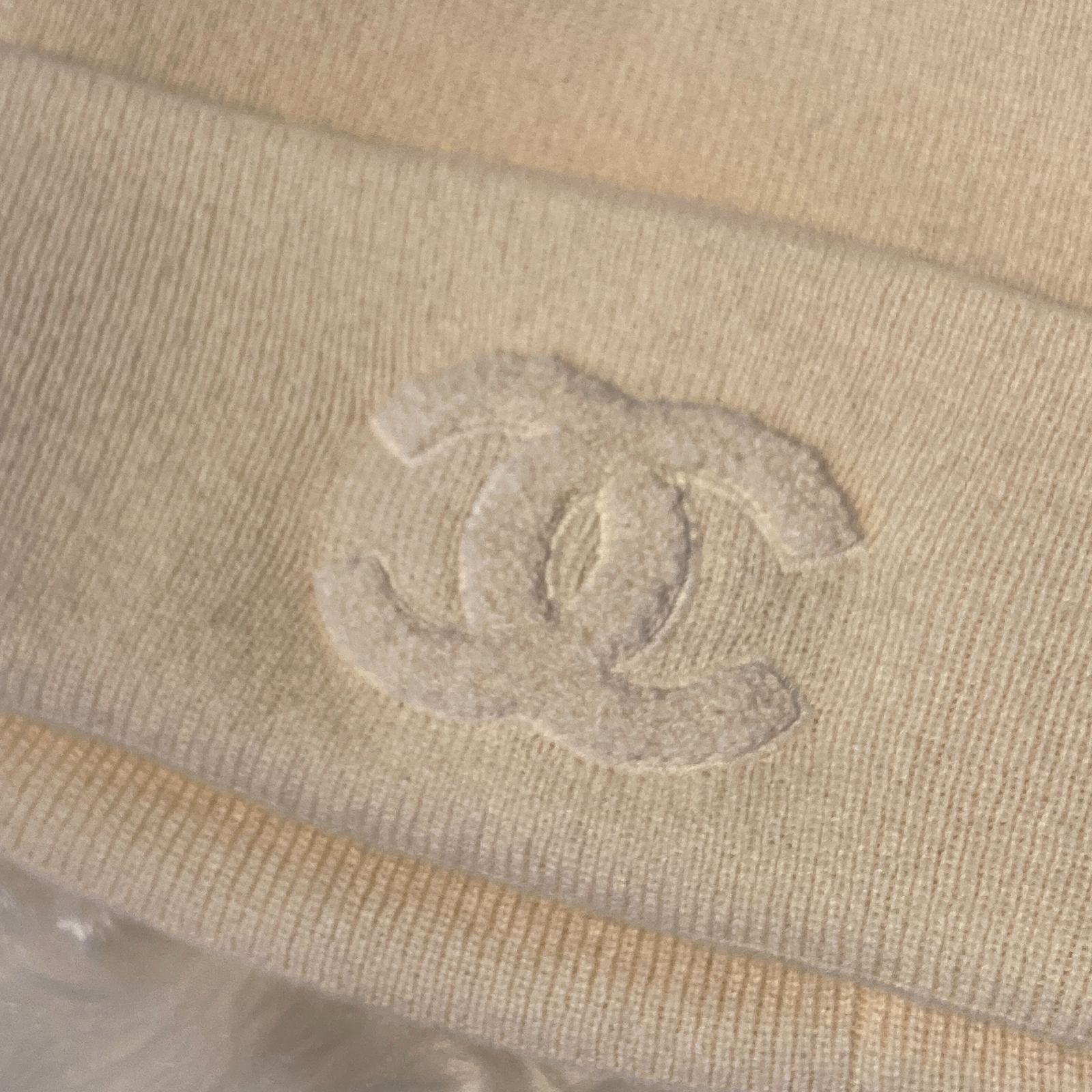 CHANEL カシミヤ ニット帽 アイボリー CHANEL カシミヤ ニット帽 アイボリー コーデにアクセントに