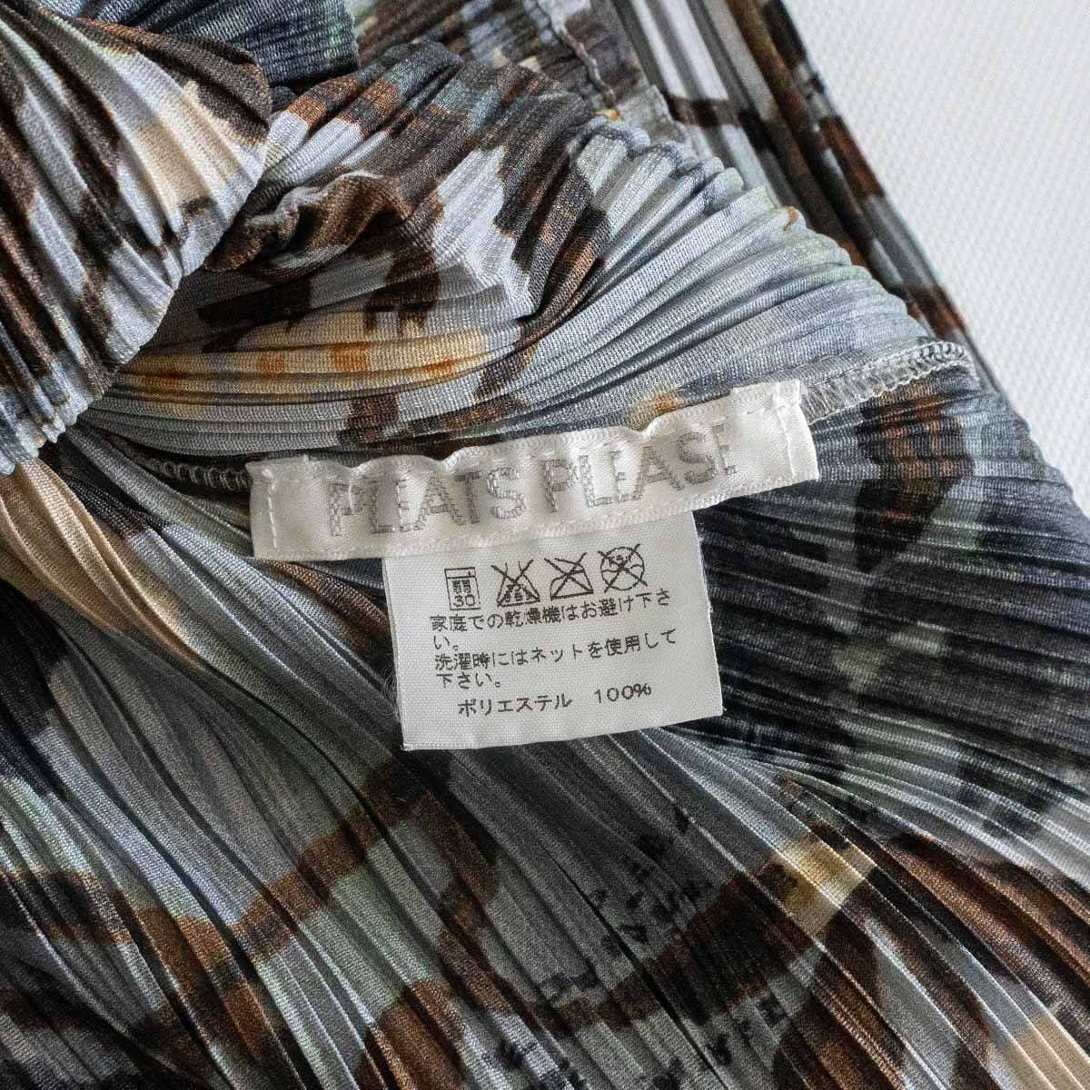 PLEATS PLEASE