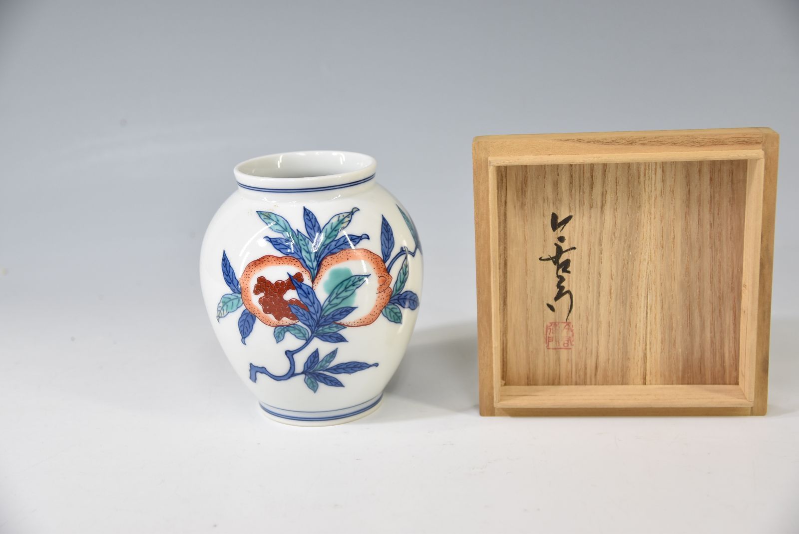 十三代 今泉今右衛門「錦 柘榴絵 花瓶」鍋島・陶芸・花瓶・置物