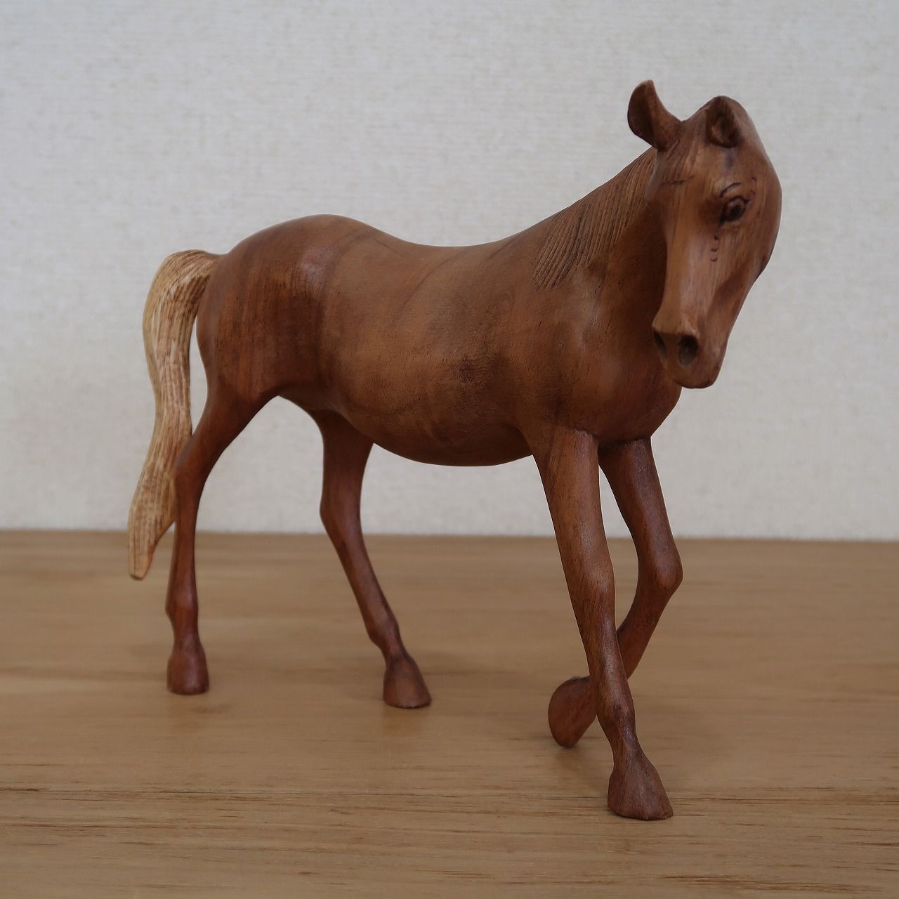 馬の木彫り 木製 オブジェ オーナメント 馬の置物 馬の置き物 木彫り彫刻 うま ウマ ウマの置物 うまの置物 競馬 競走馬 サラブレッド お正月飾り Horse statue 010835