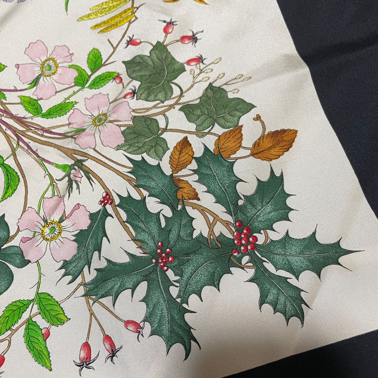 2508-233｜美品｜グッチ スカーフ シルク ブラック 花柄 2508-233｜美品｜グッチ スカーフ シルク ブラック 花柄 - メルカリ