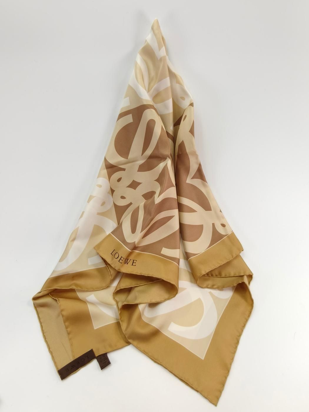 ロエベLOEWE 花柄シルク100%大判スカーフ ブラウン系 86×86 LOEWE - ロエベ LOEWE スカーフ 総柄 シルク100％ レディース