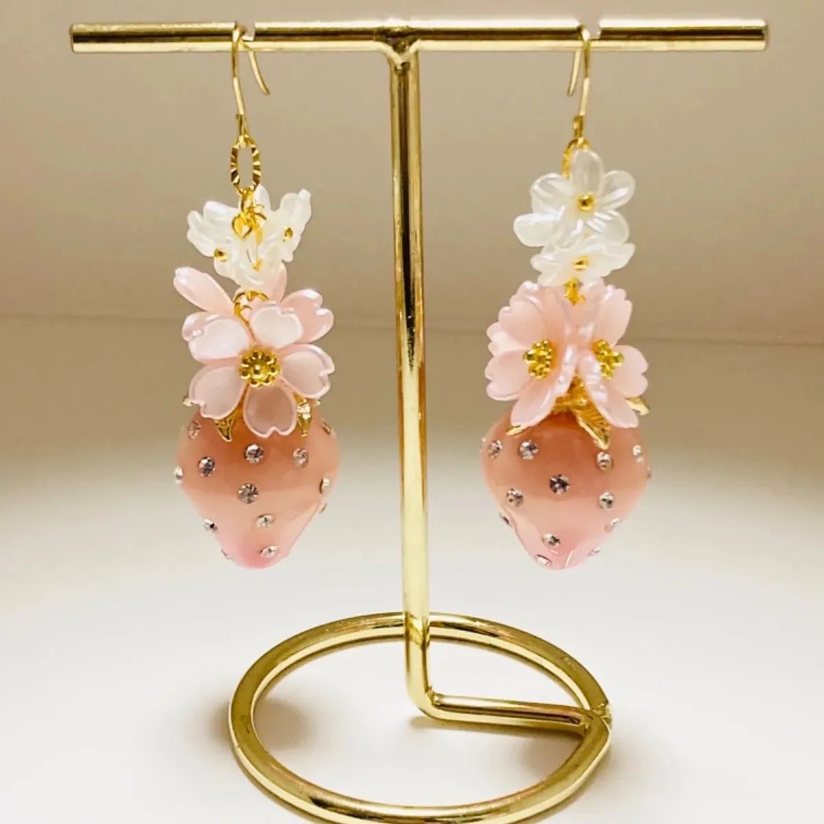 ハンドメイド 桜&花と大きないちご(スモーキーピンク系)〈ピアス 