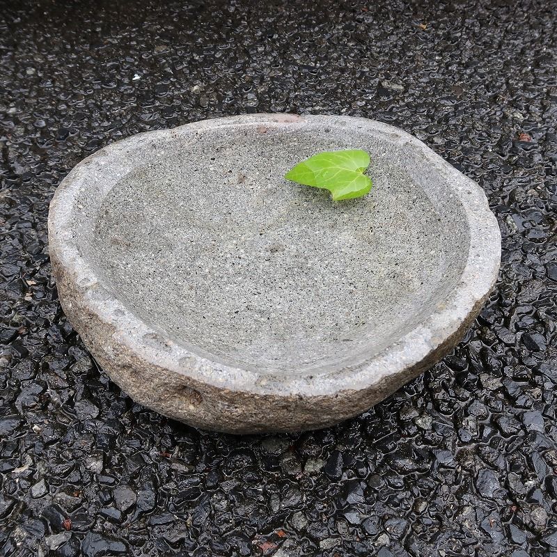 天然石をくり抜いた手水鉢 リバーストーン ミニ SSサイズ 花器 いけばな つくばい 睡蓮鉢 すいれん鉢 メダカ鉢 ガーデン オーナメント 坪庭 ナチュラルストーン 250901