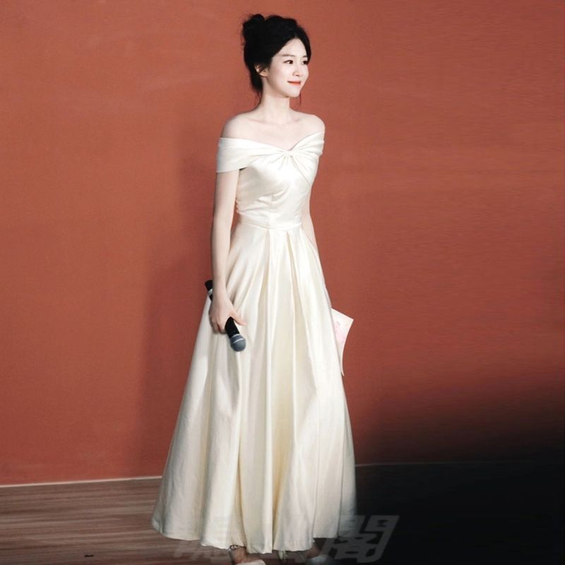 ホワイト サテンドレス オフショルダー Aライン ロング丈 レディース 結婚式 二次会 披露宴 司会 受付 登記 記念日 フレンチ風 XS～3XLWP 109 MAAHADDERANG_COM