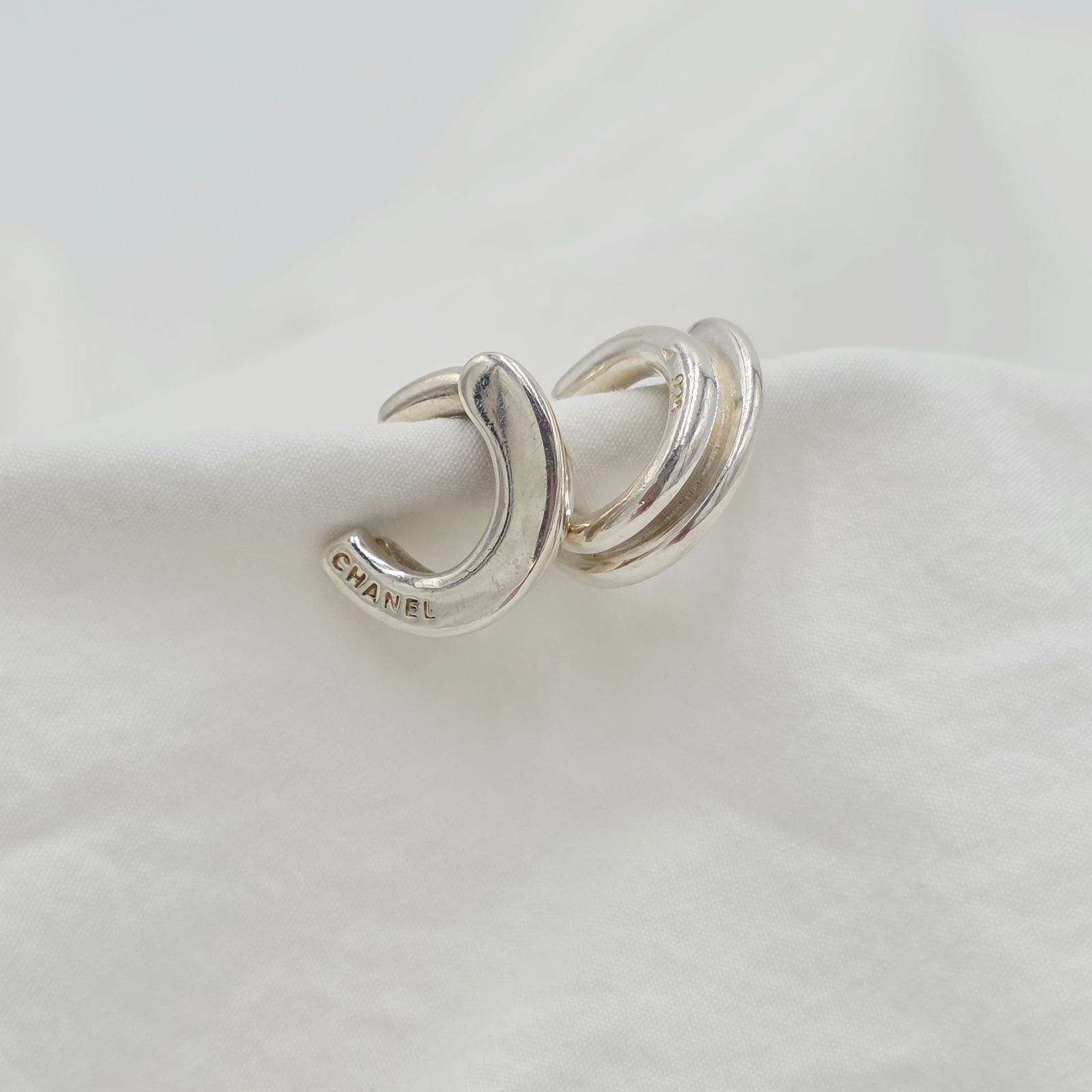CHANEL フープピアス 片耳 限定 美品 美品 CHANEL フープピアス シルバー 925 両耳 - メルカリ