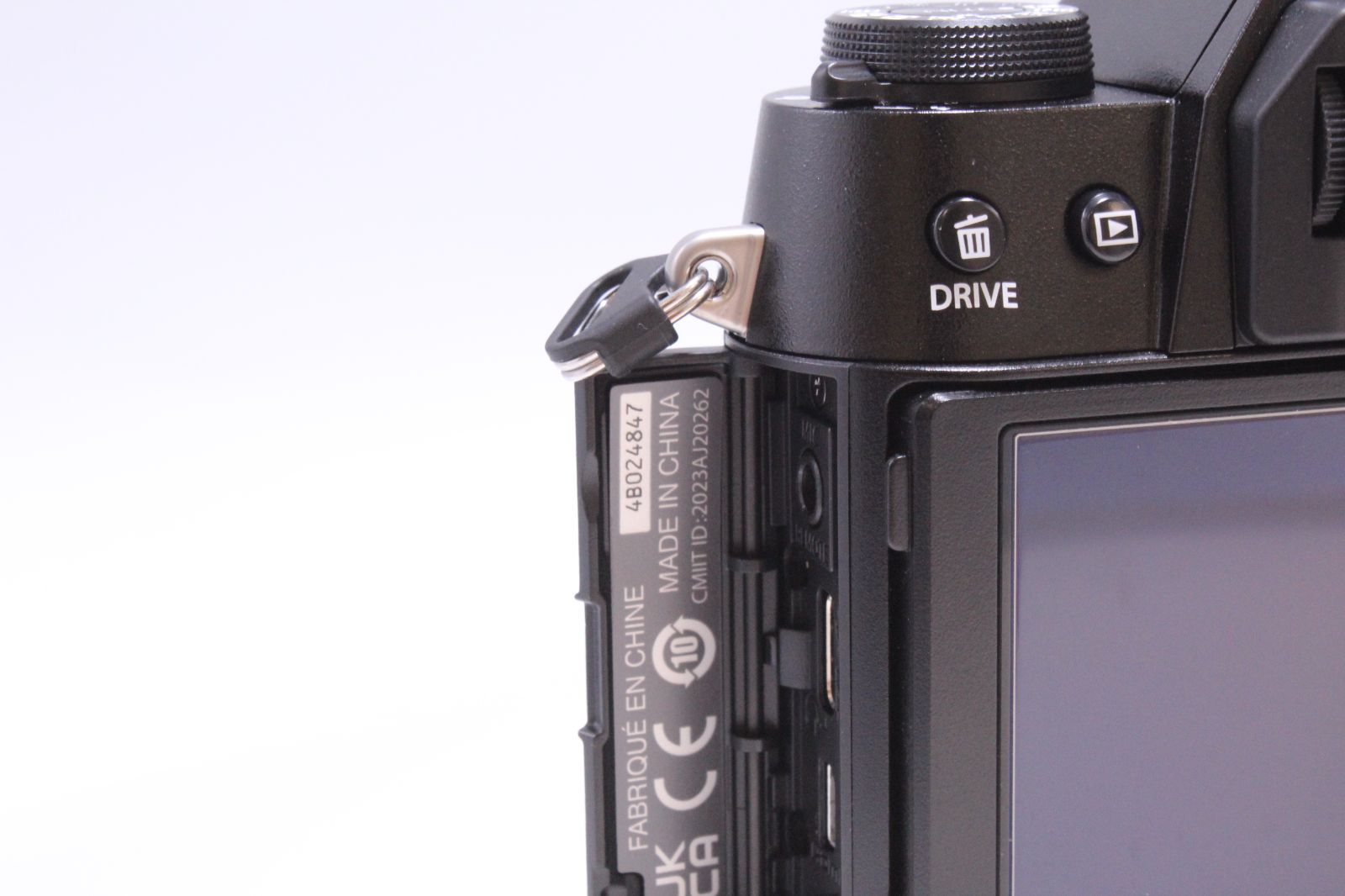 B ミラーレス一眼カメラ