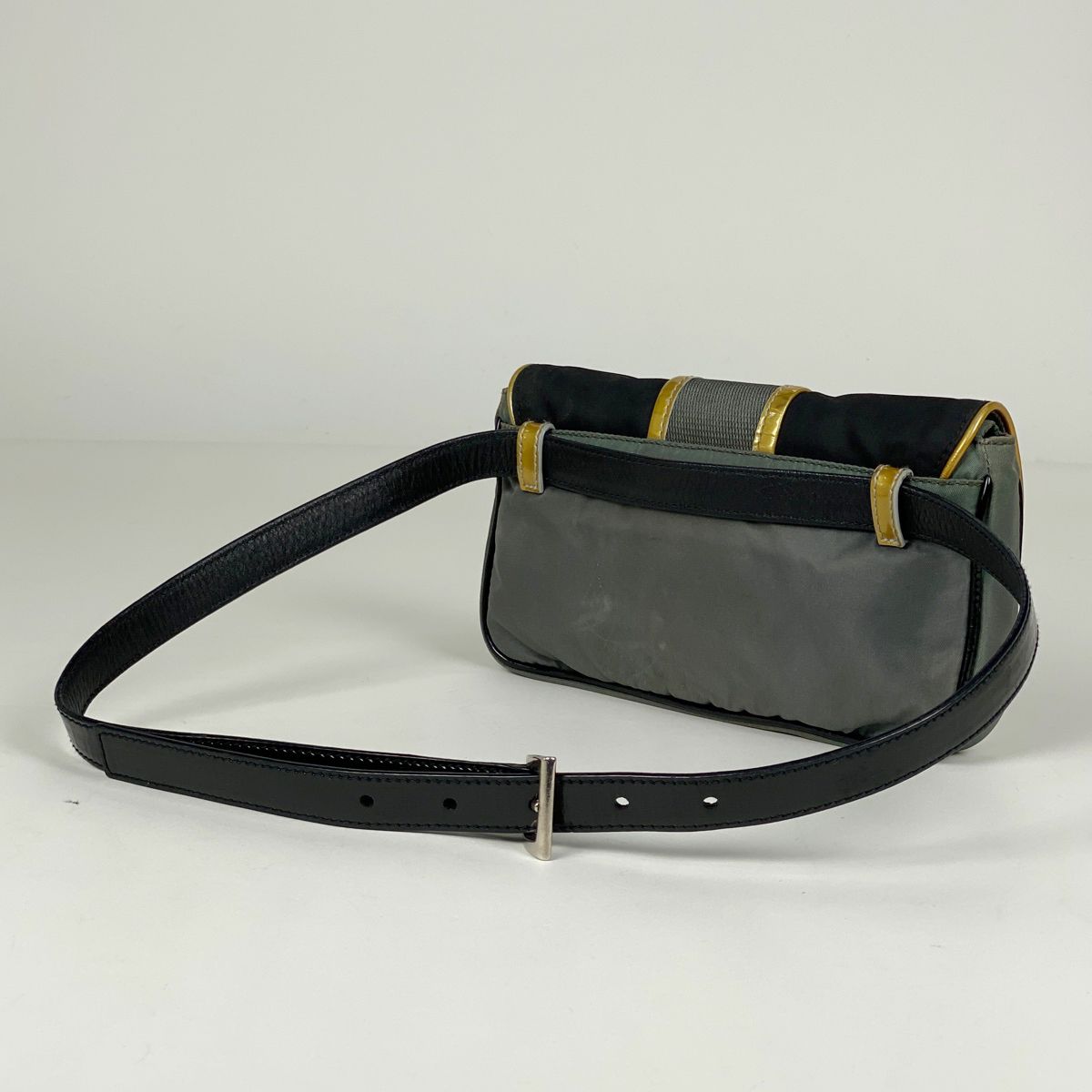 プラダ ナイロン 三角プレートロゴ ウエスト ボディ バッグ ブラック. プラダ 三角ロゴプレート ボディバッグ ウエストバッグ ブラック