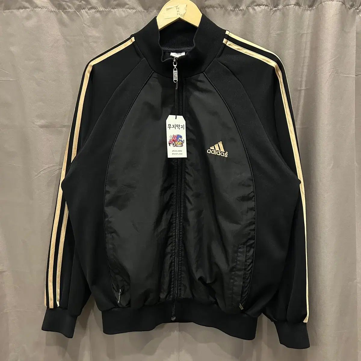 【雷市場（ポンジャン）商品韓国直送】105 adidas(アディダス) サイドライン ゴールド ジップアップ ジャケット ジャージ ウインドブレーカー