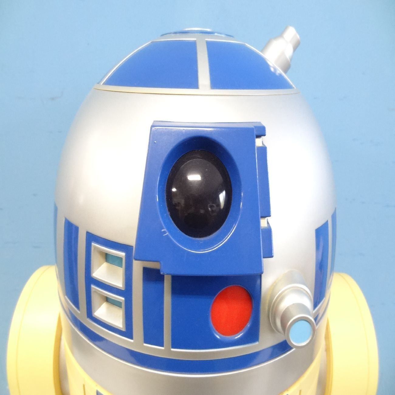 R2-D2 DVDプレイヤー スターウォーズ サークルKサンクス 当選品 非売品 プレーヤー欠品 ライトセーバー型リモコンカバー有 ディスプレイ  高さ70㎝ 横46㎝ 現状 - メルカリ