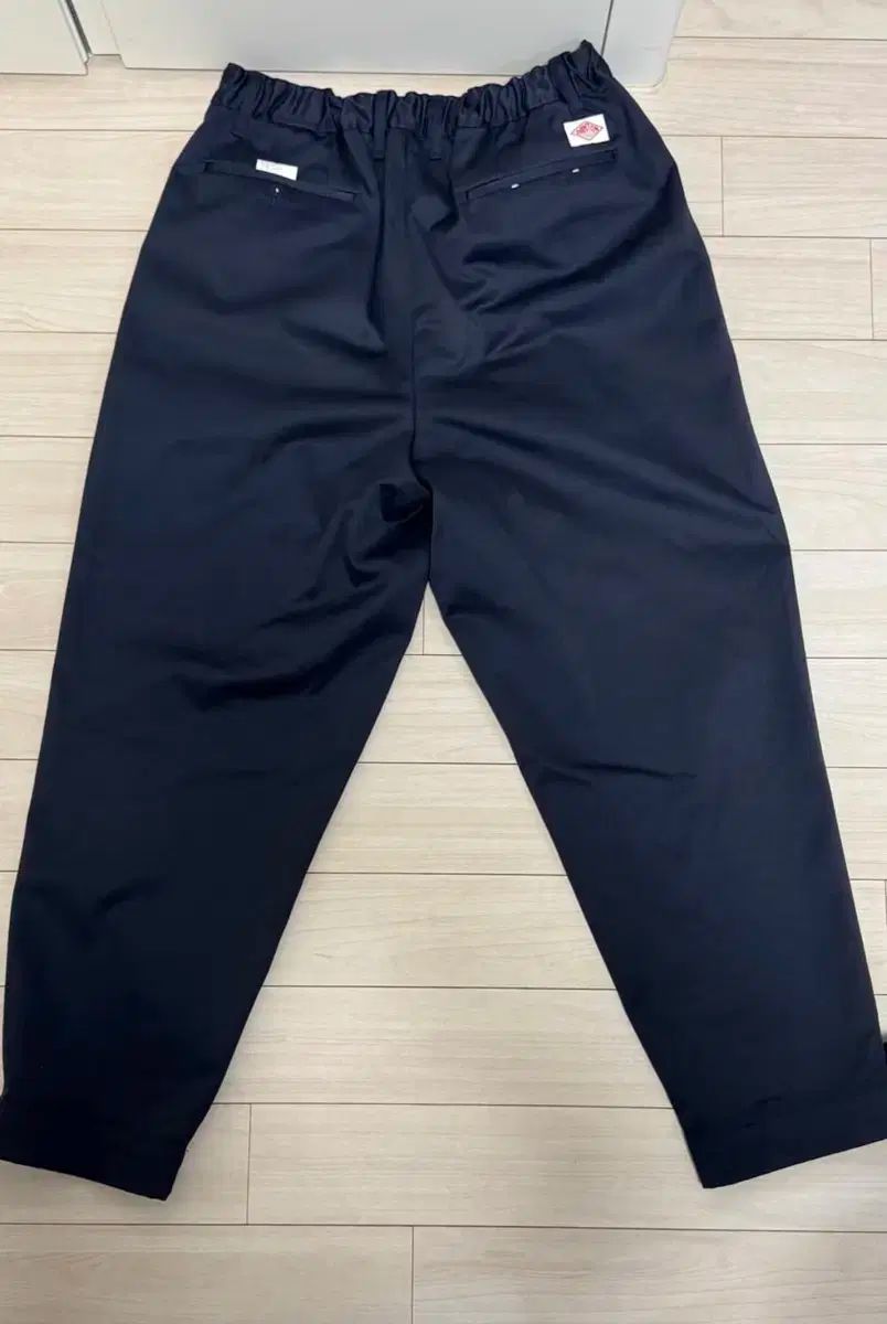 テーパード パンツ