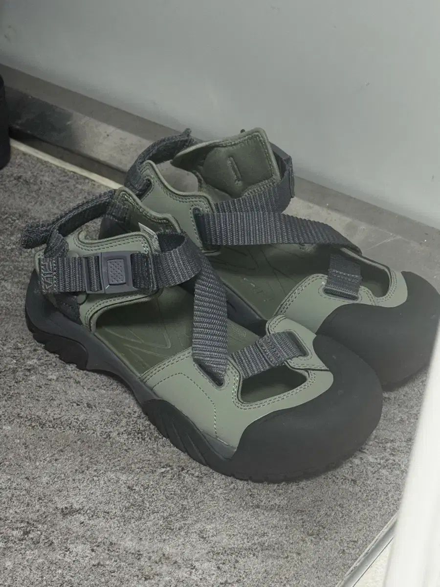 FILA 페이토 オリーブグリーン サンダル