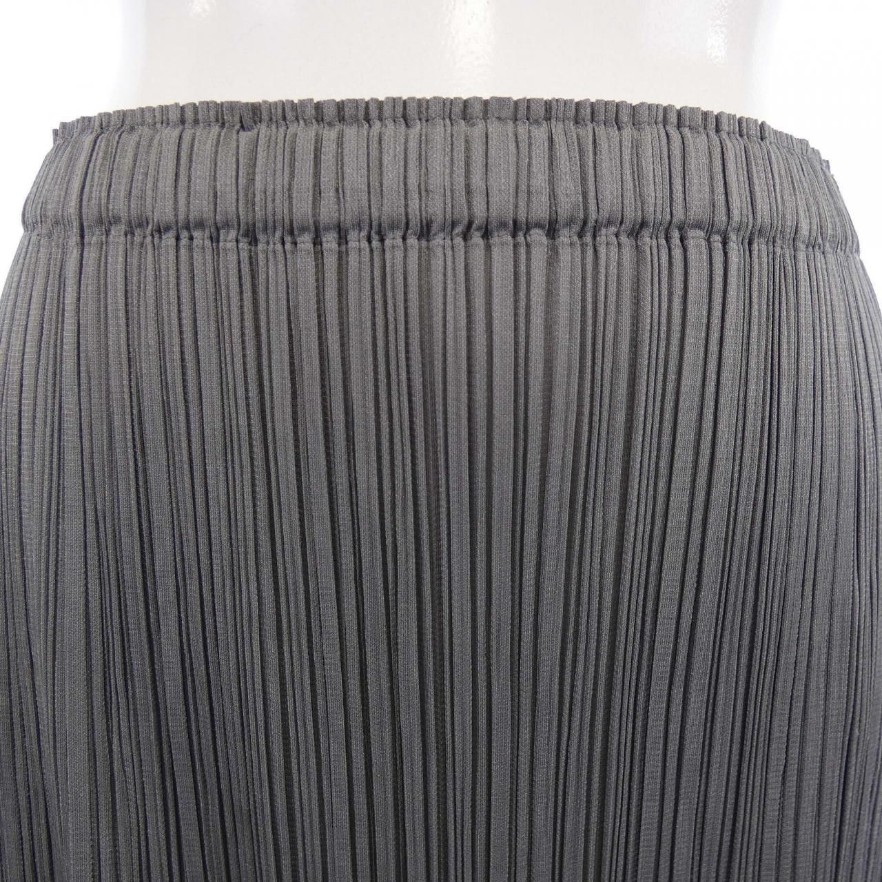 PLEATS PLEASE