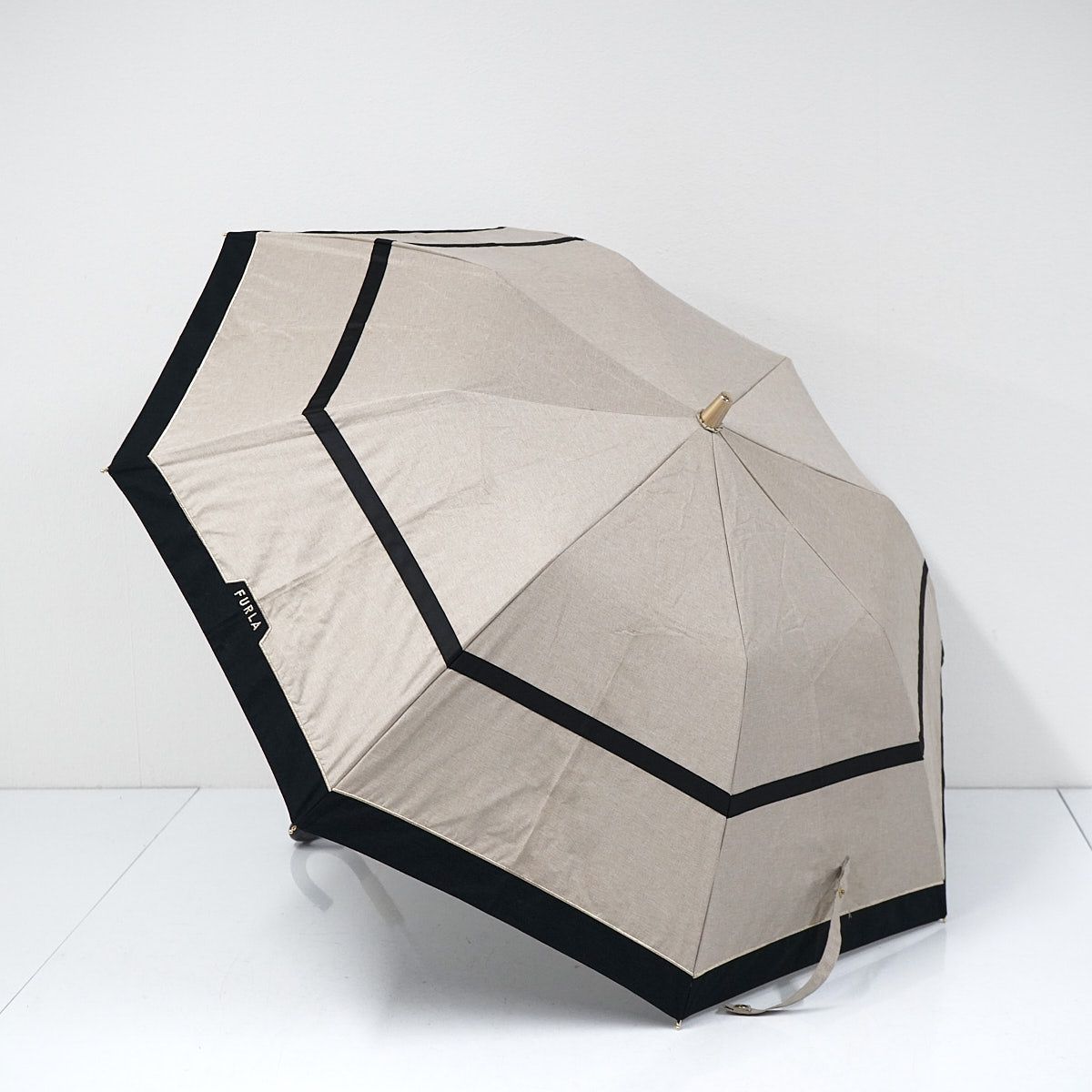 新品未使用☆FURLA晴雨兼用 折りたたみ日傘 ベージュ 晴雨兼用折りたたみ日傘 ジッパー刺繍（折りたたみ傘）｜FURLA