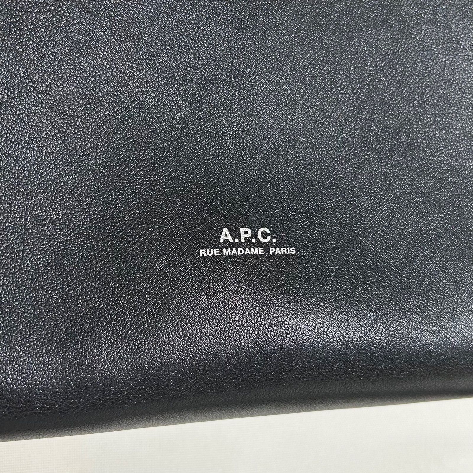 A.P.C. ブラックフェイクレザートートバッグ　巾着 アーペーセー APC ニノ トートバッグ ショルダーバッグ nino