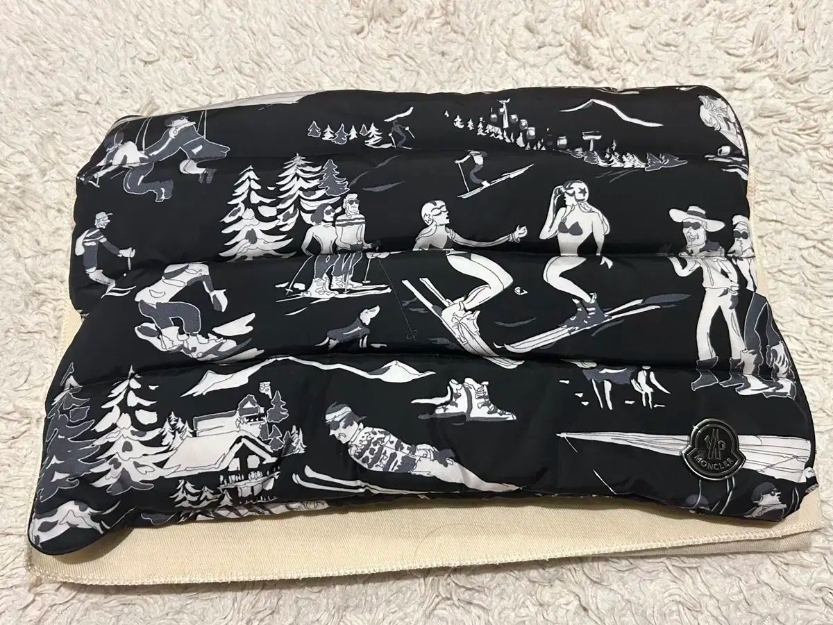 モンクレール ブラック スキー プリント ダウン クラッチバッグ