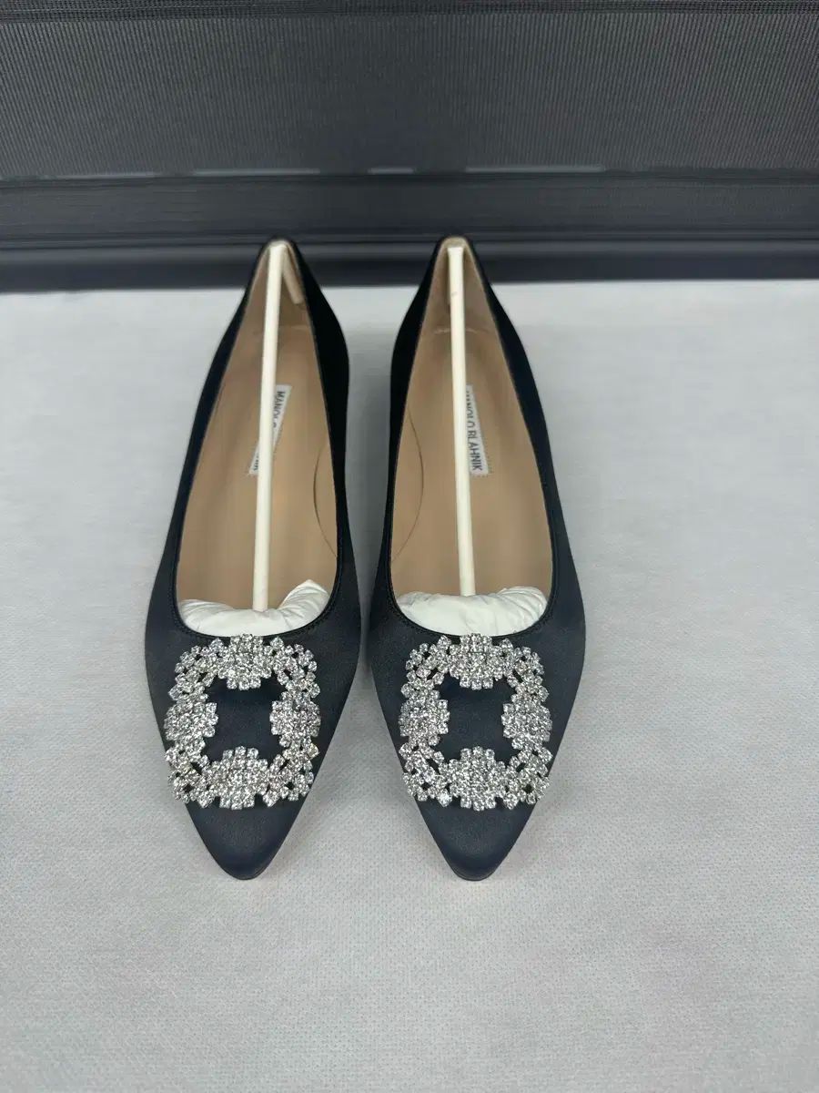 Manolo Blahnik(マノロブラニク) はぎしフラット サテン 宝石