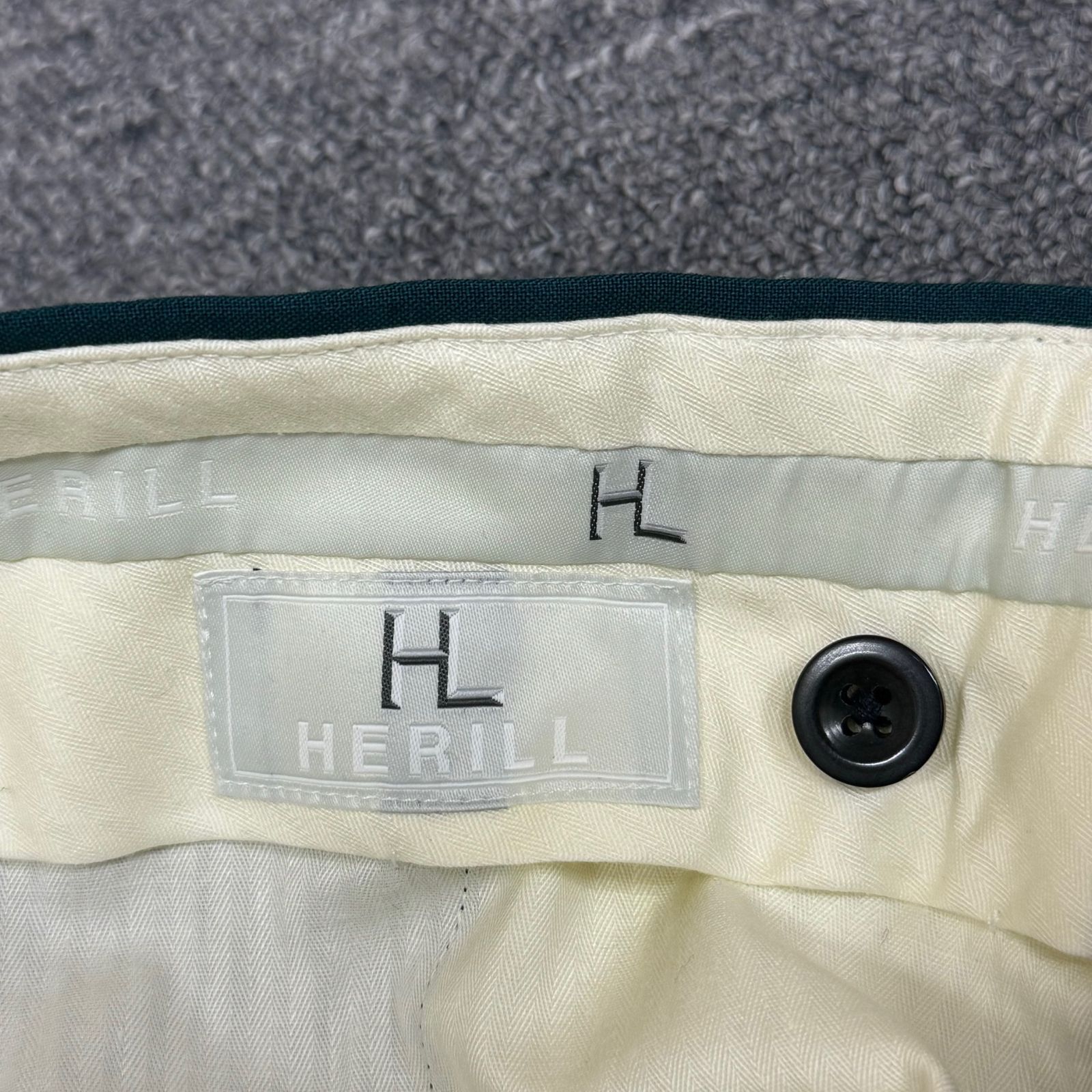 参考上代60500円 未使用 HERILL 24SS Wooltropical Trousers  ウールトロピカルトラウザー スラックスパンツ ヘリル 24-030-HL-8080-1 グリーン 1 （77358A5） 定価60500円 新品 HERILL 24SS Wooltropical Trousers ウール