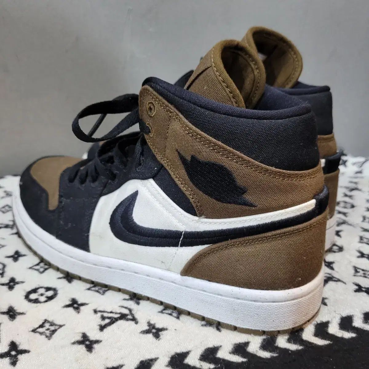 NIKE ナイキ ジョーダン 1 ミッド SE ライト オリーブ 黒 KOSOFT_CO