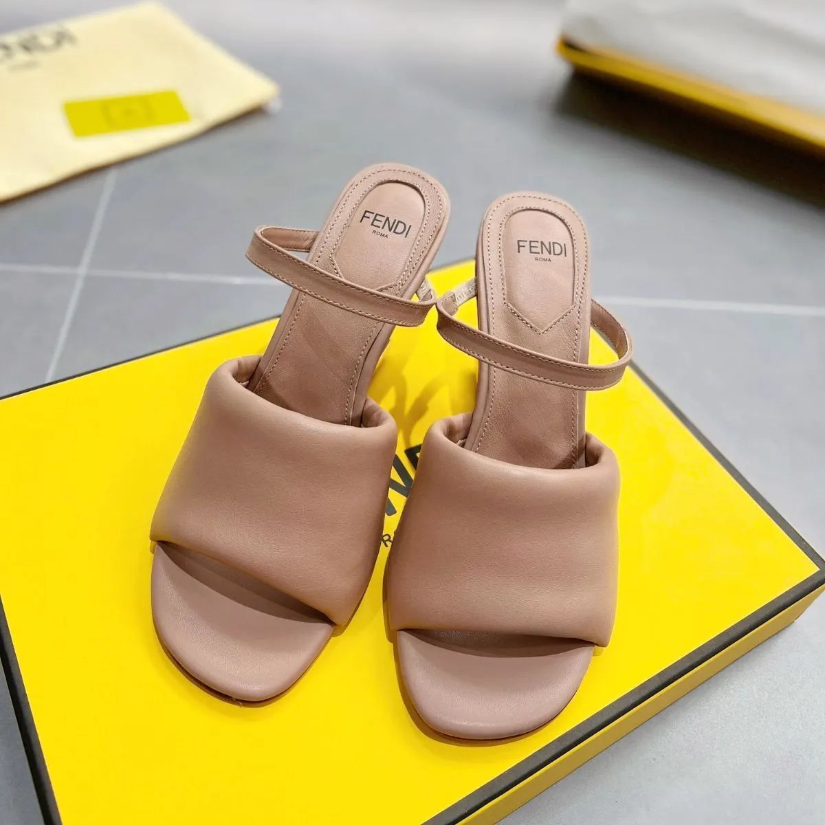 FENDIサンダル新品未使用