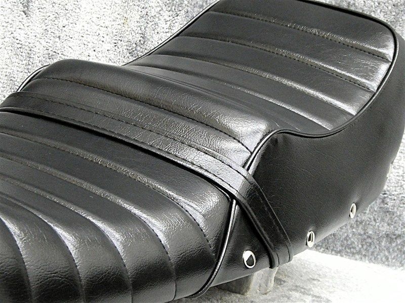 Z400FX 鋲打ち 黒皮 タックロールシート あんこ抜き ローダウンシートZ400J段シートZ550FX Z500FXへっぽこ社長 外装 ブラック ボタン