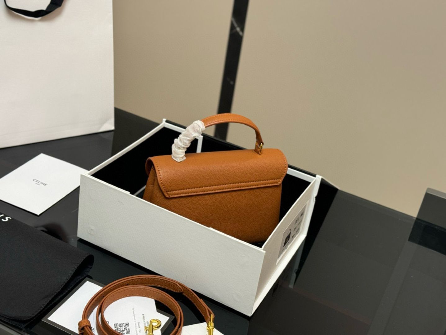【VIP価格×関税込み】CELINE オノリン ミニ バッグ ミニ オノリン / シャイニーカーフスキン - ブラック | CELINE