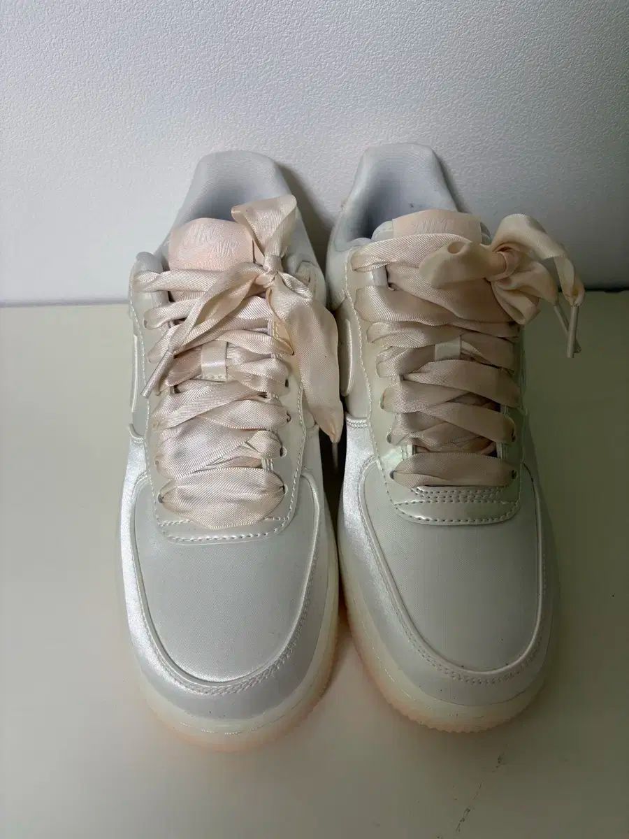  NIKE(ナイキ) エアフォース 1 07 LV8 ベアリーオレンジサテン スニーカー