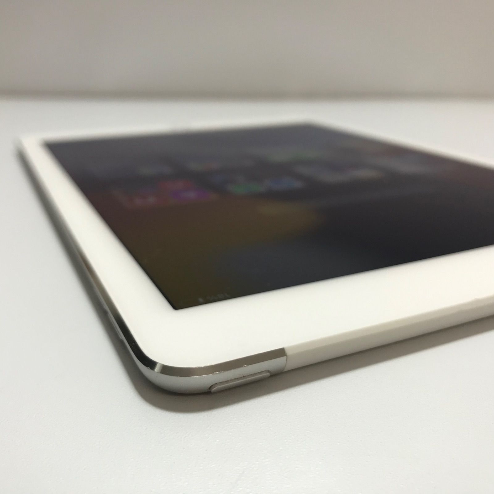 iPad Air2 A1567 16GB キャリア KDDI-