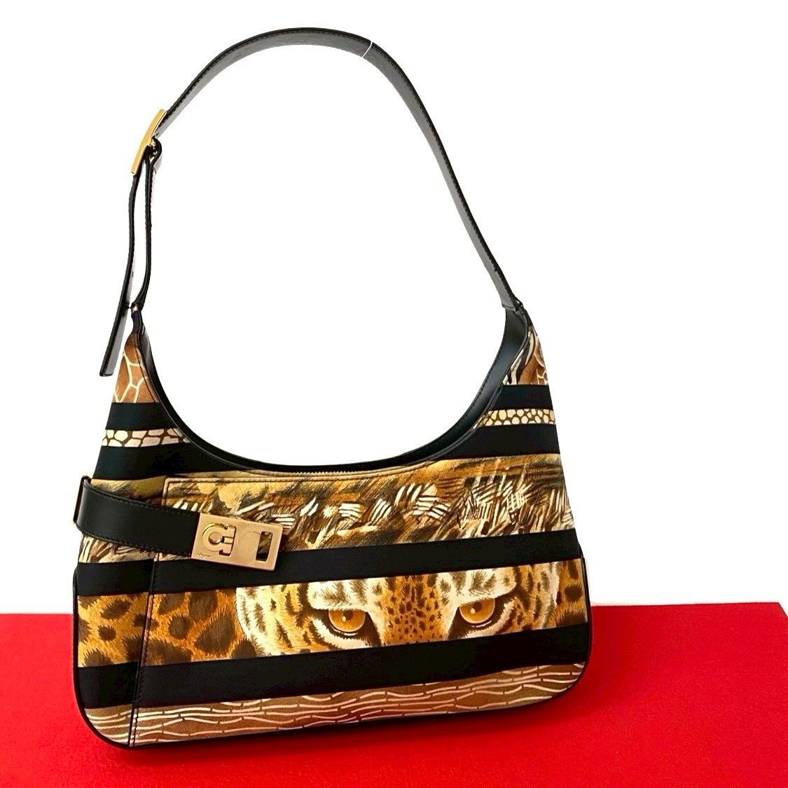 美品【Salvatore Ferragamo】ハンドバッグ　ガンチーニ　金具 Salvatore Ferragamo】ハンドバッグ ガンチーニ金具 ピンク系