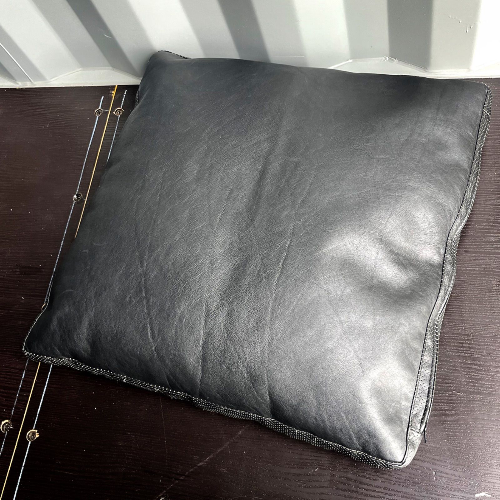 取付無料！B&Bイタリア 本革ブラックモダン正方形クッション 枕 ピロー✨ 取付無料！B&Bイタリア 本革ブラックモダン正方形クッション 枕 ピロー✨