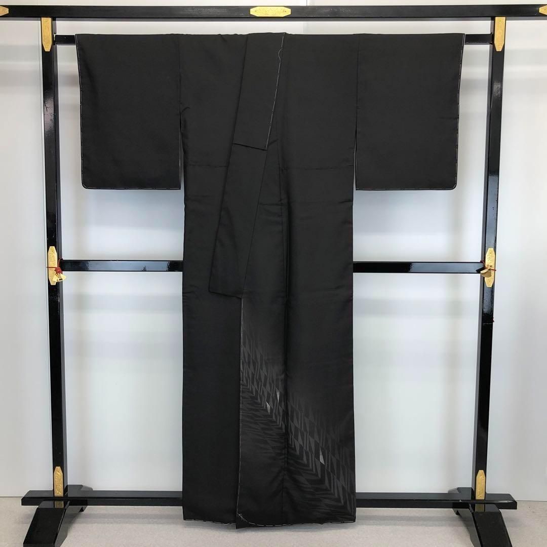 付下げ モダンな幾何学模様 刺繍 モノトーン 黒鼠色 しつけ糸 K-3595 付下げ モダンな幾何学模様 刺繍 モノトーン 黒鼠色 しつけ糸 K-3595