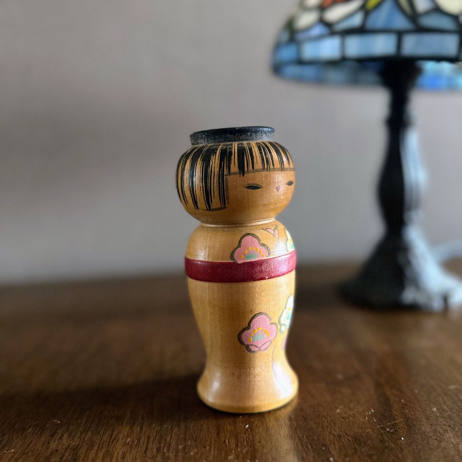 昭和レトロ ペン立て こけし 赤帯の着物の女の子 木製 - メルカリ