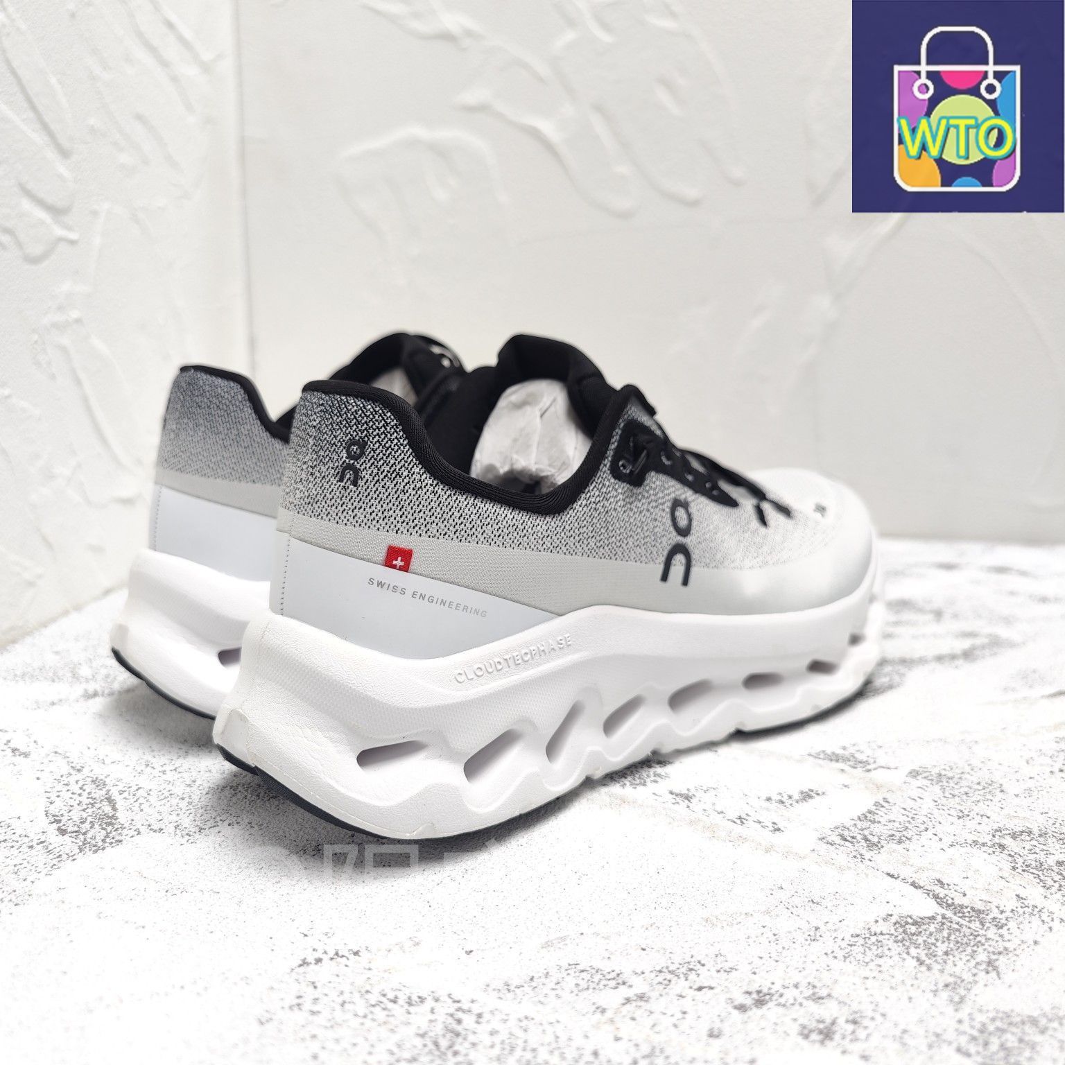 ON Cloudtilt（クラウドティルト）ホワイト スニーカー 男女兼用