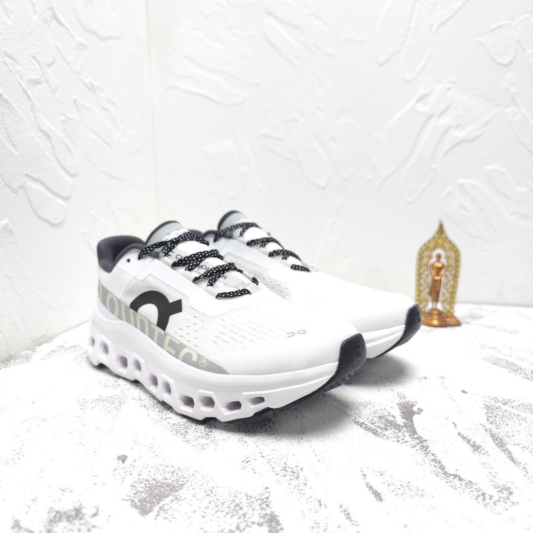 【中古美品】on ランニングシューズ（Cloudmonster／26cm） On Cloudmonster ジョギング スポーツ トレーニング ランニング