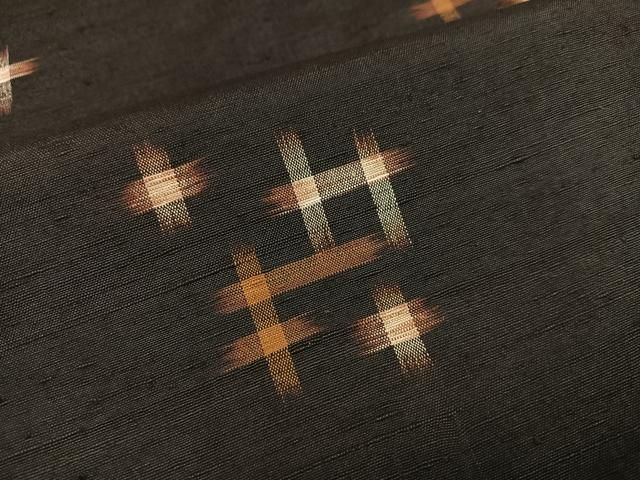 平和屋着物○国指定重要無形文化財 本場久米島紬 手織 琉球絣文様 正絹  