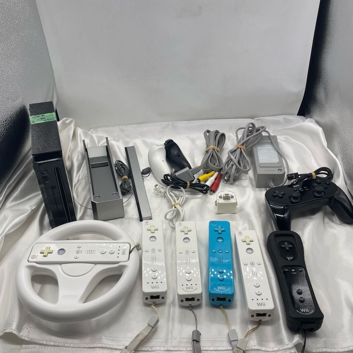 Wii本体（RVL-001）とWiiソフト5本、リモコン、コントローラーのセット