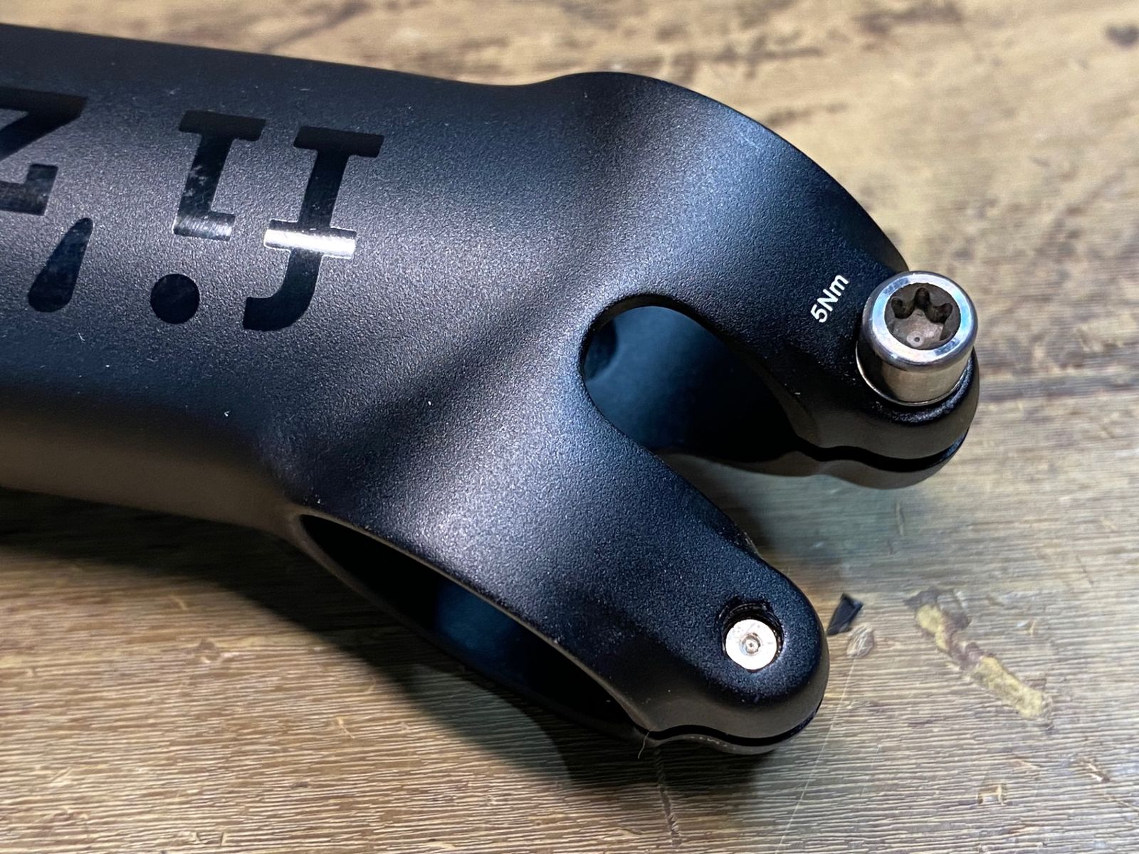 送料無料】新品未使用 フィジーク Fizik シラノ CYRANO R1 アルミ