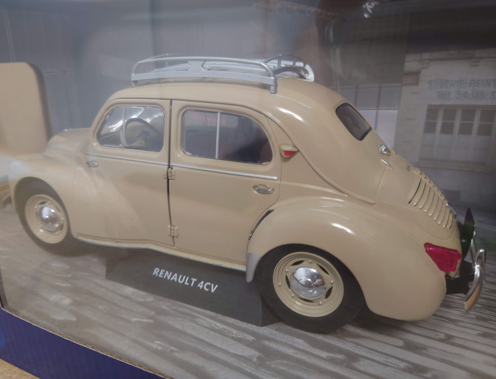 1/18 ルノー4CV 1956 サンドイエロー RENAULT 4CV ソリド製ダイ 1/18 ルノー4CV 1956 サンドイエロー RENAULT 4CV ソリド製ダイ