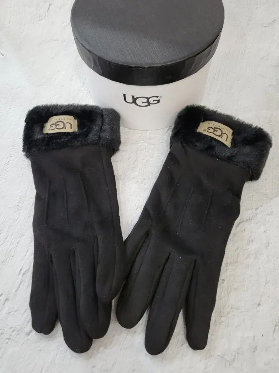 【雷市場（ポンジャン）商品韓国直送】 タグ あります 新品 UGG(アグ) 黒 グローブ (タッチ) 可能