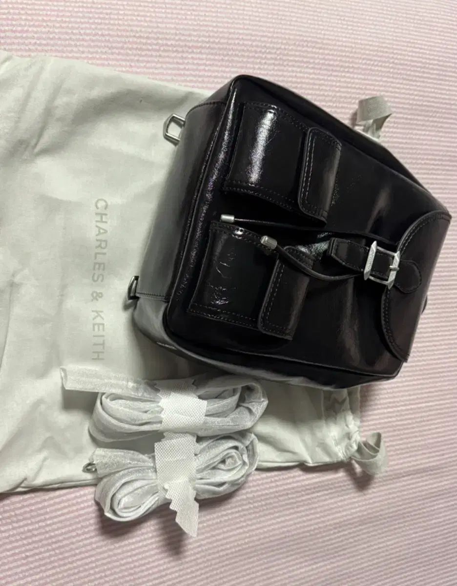 CHARLES & KEITH 黒 リュックサック チャールズアンドキース フロント