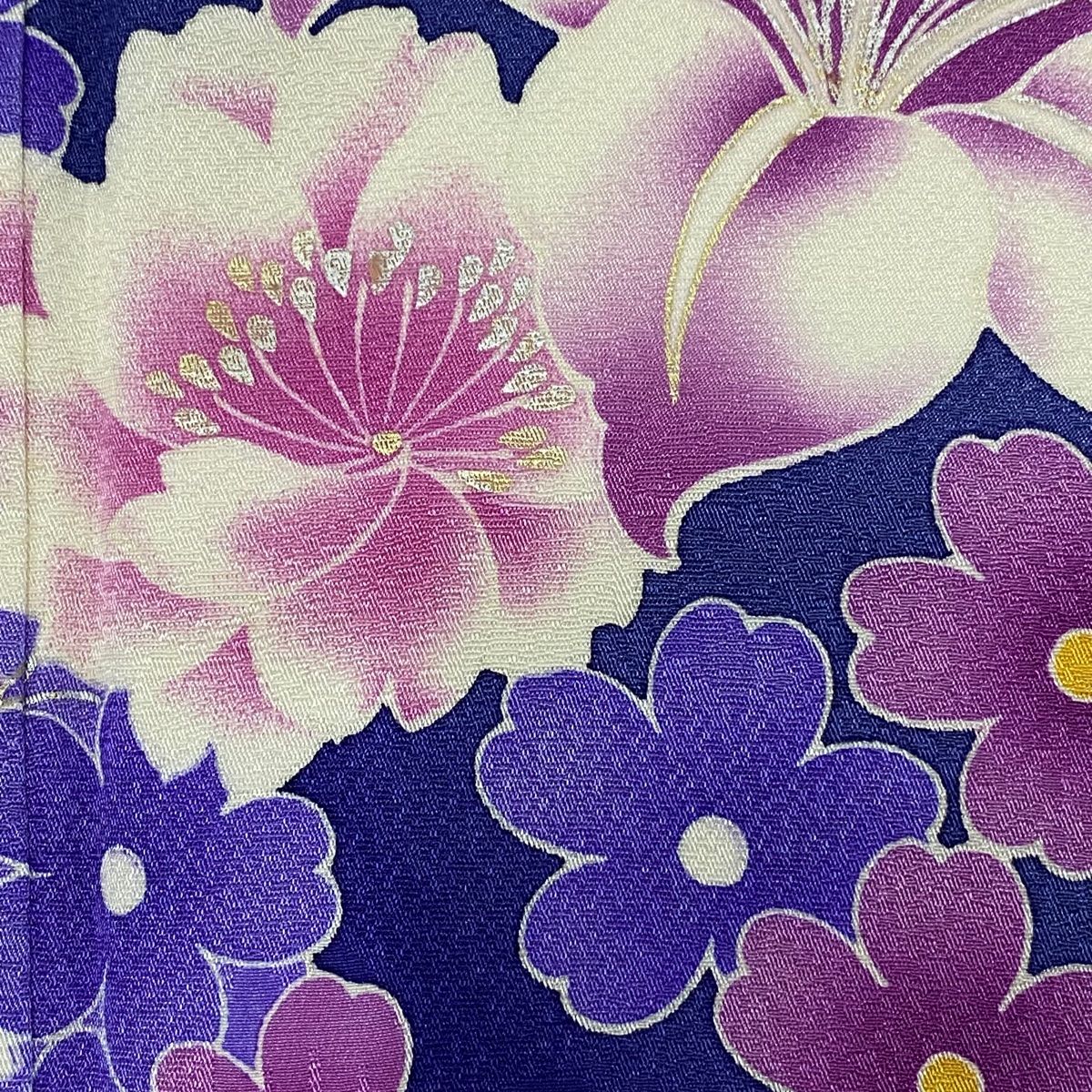 【専用】振袖 着物 中古 正絹 薔薇模様 身丈156cm M A1085-8 振袖 身丈159cm 裄丈66.5cm M 袷 百合 薔薇 ラメ箔 金銀彩 黒