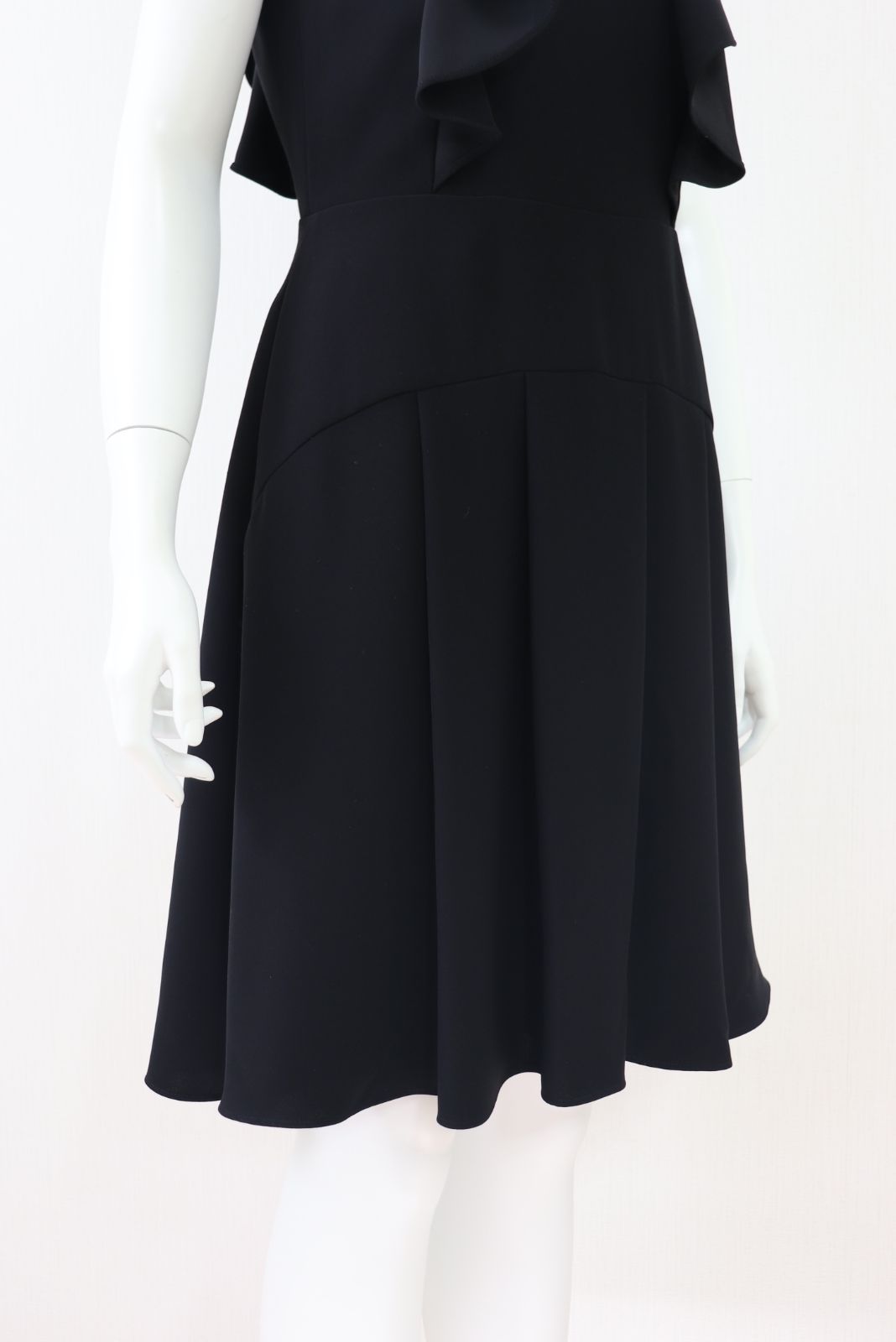 【美品】フォクシー ワンピース フリル Aライン ひざ丈 38 黒 美品】フォクシー ワンピース フリル Aライン ひざ丈 38 黒