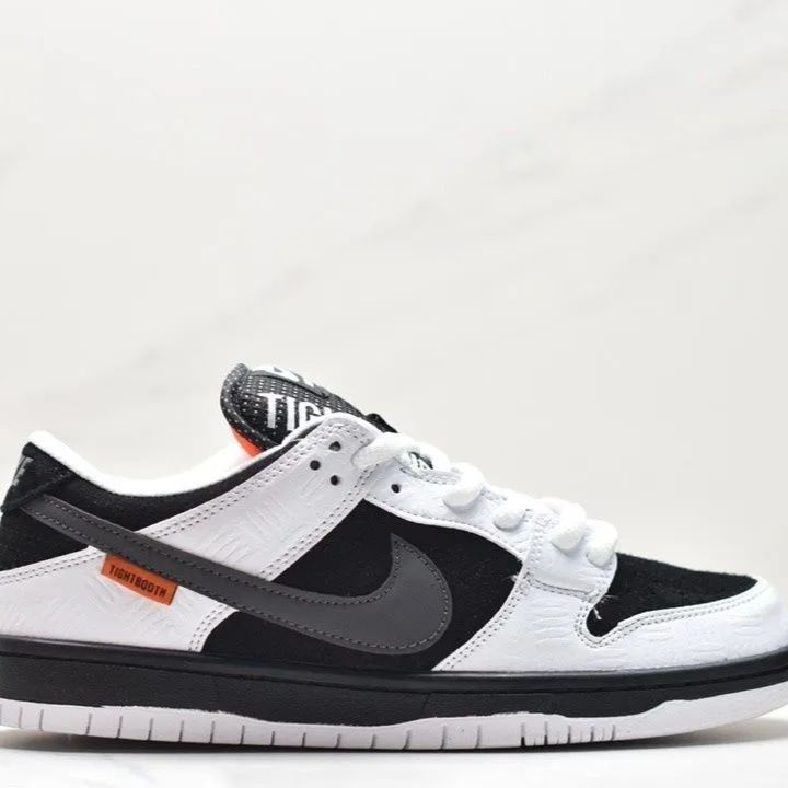 スニーカー TIGHTBOOTH × Nike SB Dunk Low Pro QS Black and White タイトブース × ナイキ SB ダンク ロー プロ QS FD2629-100 メンズ  レディース