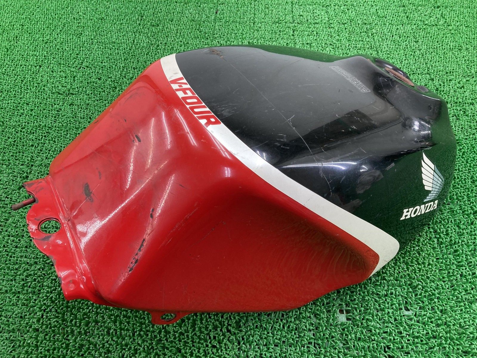 VF750F タンク 黒/赤 ホンダ 純正 バイク 部品 RC15 コケキズ無し 穴