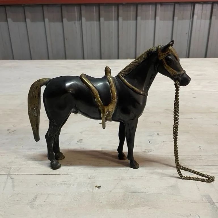 真鍮の馬の置物、骨董品 1点物 インド製 ヴィンテージ 真鍮製 馬のオブジェ（チェーン付き / インド製） - メルカリ