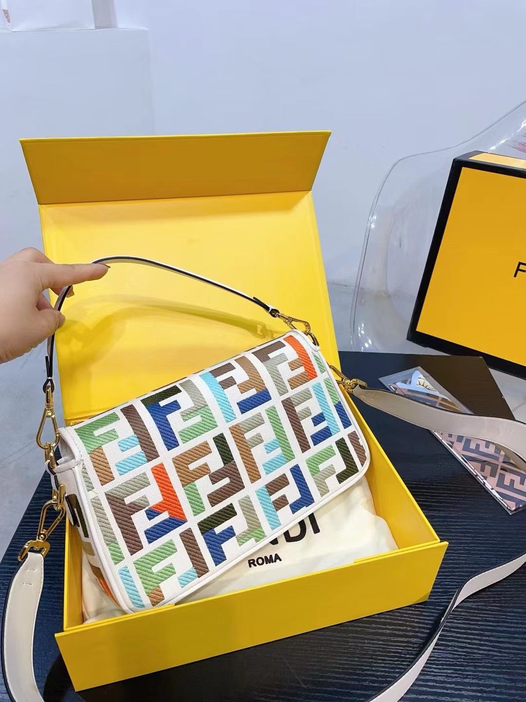 💰P 1360折りたたみボックス付き 脇に背負ったフェンティFendi