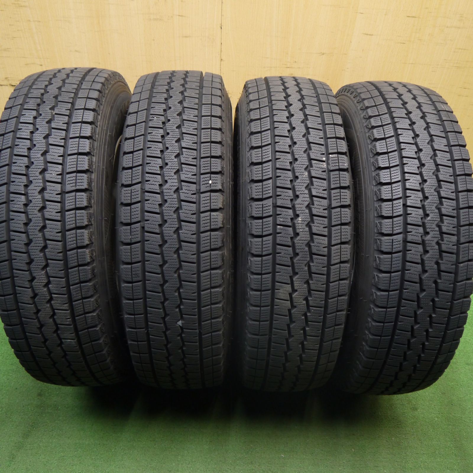 バリ溝！9.5分☆スタッドレス 195/80R15 107/105L ダンロップ