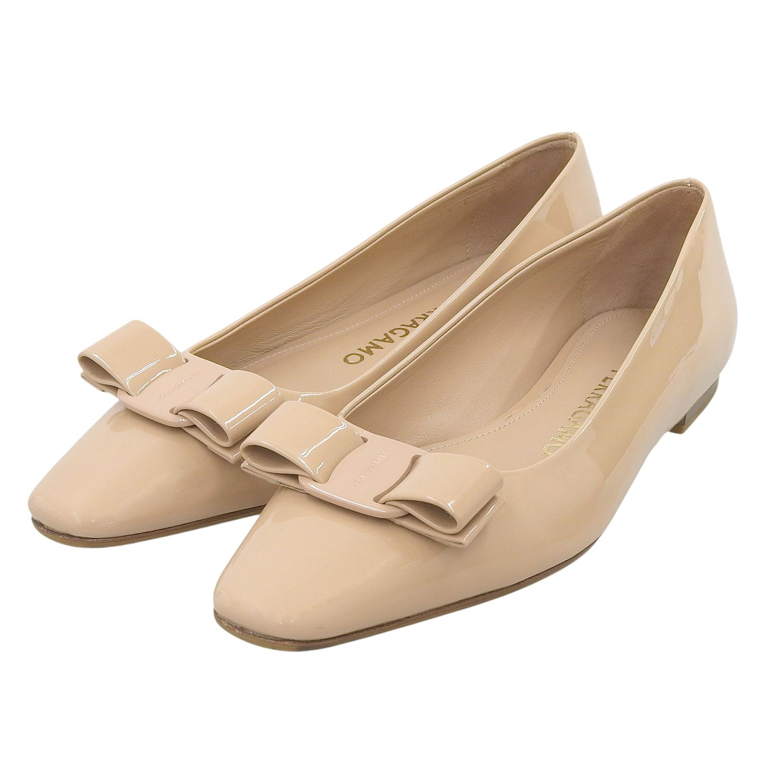 新品　フェラガモ パンプス　ヴァラリボン　ベージュ　パテントレザー　りぼん 新品 フェラガモ パンプス ヴァラリボン ベージュ パテント
